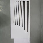 白色条状物体排列展示