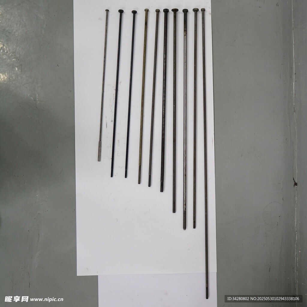 白色条状物体排列展示