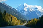 秋日山间公路与壮丽雪山