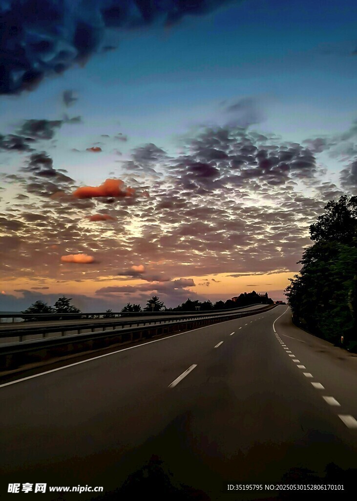 公路尽头的绚丽黄昏