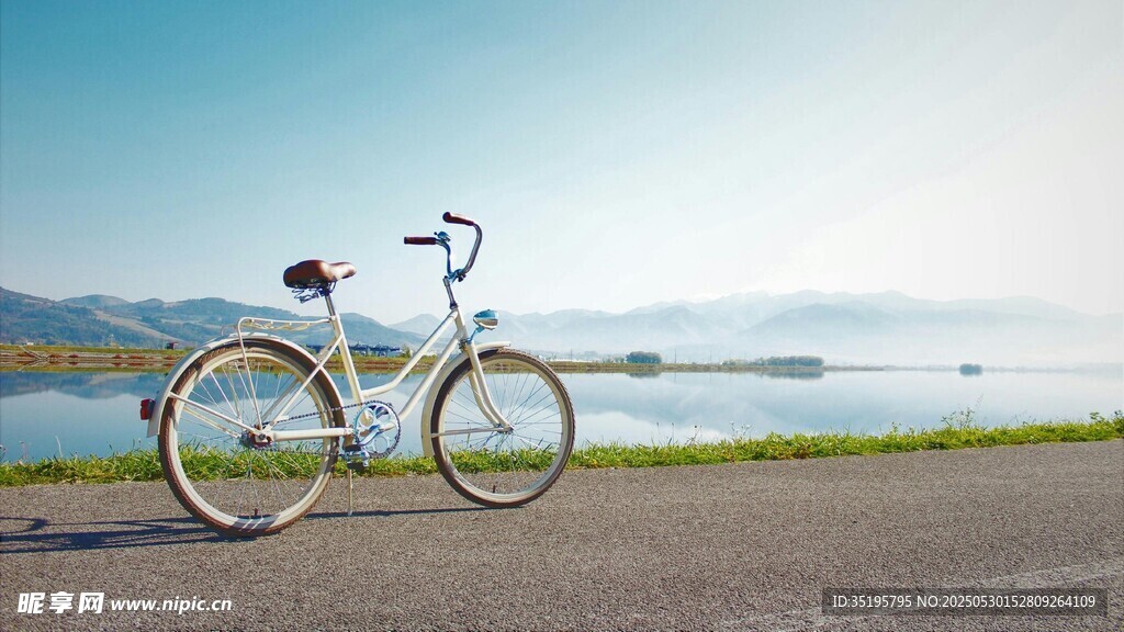 公路边的自行车与美丽湖景