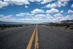 空旷公路伸向远方