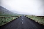 空旷公路延伸至远方
