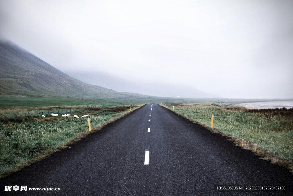空旷公路延伸至远方