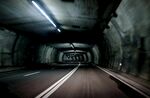 隧道内的公路光影景象