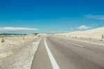 空旷公路伸向远方