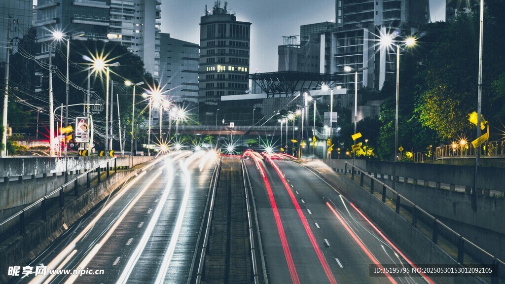 城市夜景中的车流光影