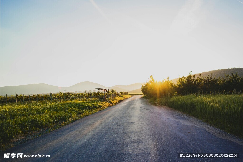 夕阳下的乡间公路美景