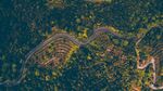 空中俯瞰蜿蜒山间公路