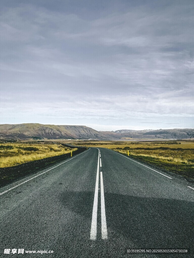 空旷公路延伸向远方