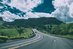 蜿蜒公路穿行于青山绿野