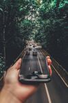 手持手机展现道路风景