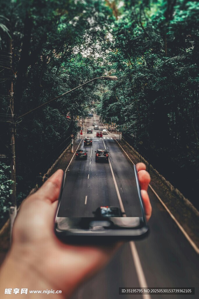 手持手机展现道路风景