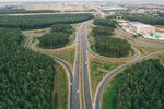 公路交汇的绿意景观