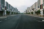 整齐排列的联排住宅街道