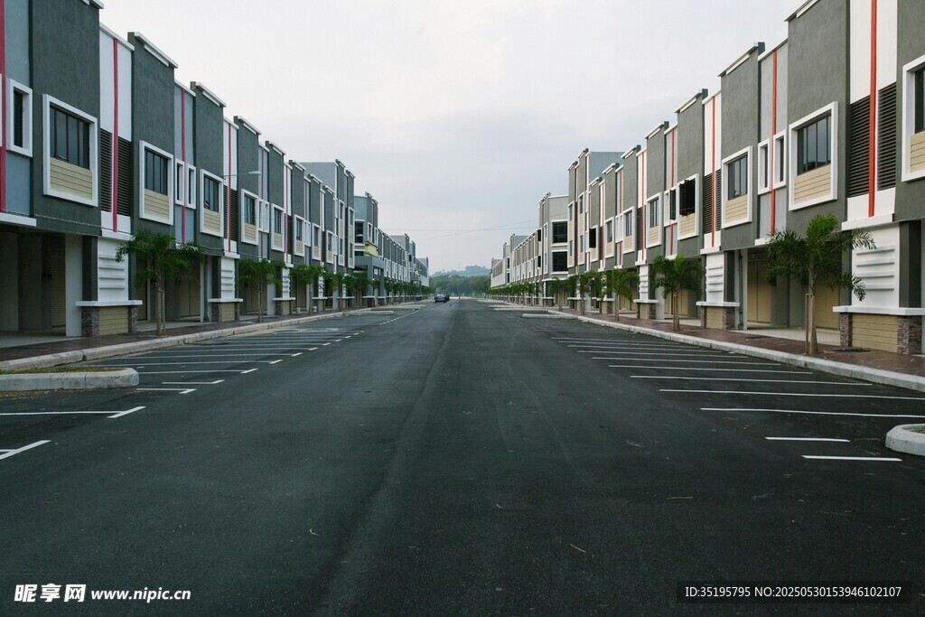 整齐排列的联排住宅街道