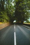 林间公路延伸向远方