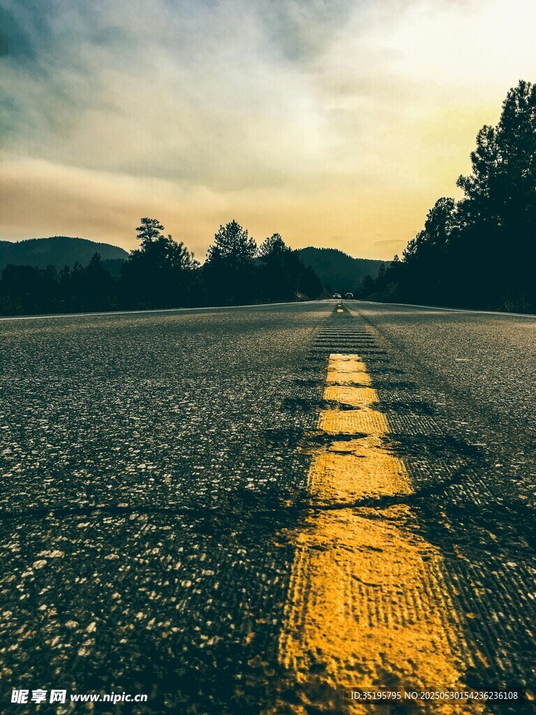 夕阳下的公路延伸向远方