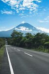 公路尽头的壮丽富士山