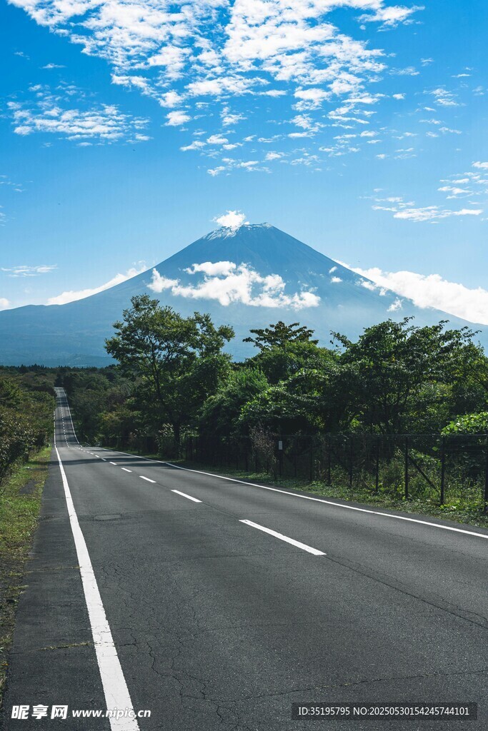 公路尽头的壮丽富士山