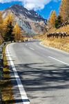 秋日山间蜿蜒公路美景