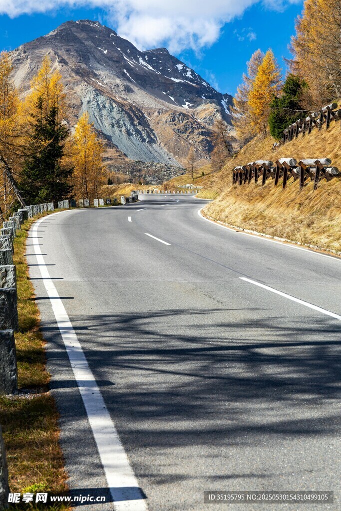 秋日山间蜿蜒公路美景