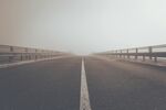 雾中公路延伸向远方