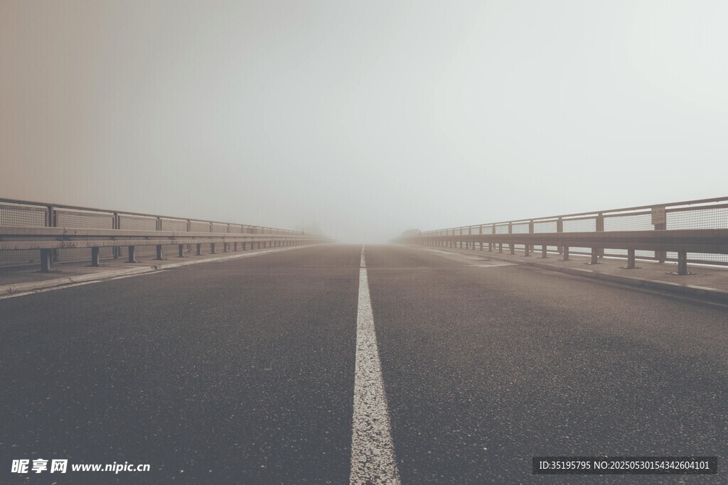 雾中公路延伸向远方
