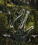 山间蜿蜒公路俯瞰美景