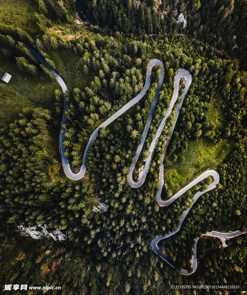 山间蜿蜒公路俯瞰美景
