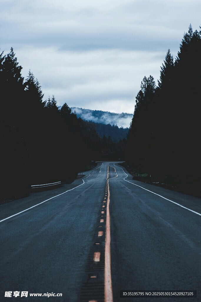 公路延伸向远方的风景