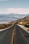 蜿蜒公路通向壮丽山景