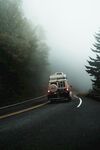 雾中公路上行驶的车辆