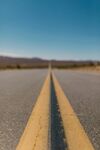 延伸向远方的双黄线公路