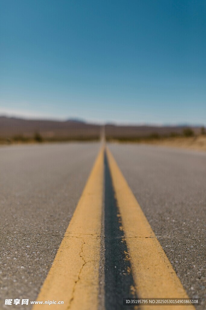 延伸向远方的双黄线公路