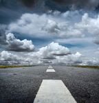 延伸向天际的空旷道路