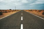 旷野中的延伸公路