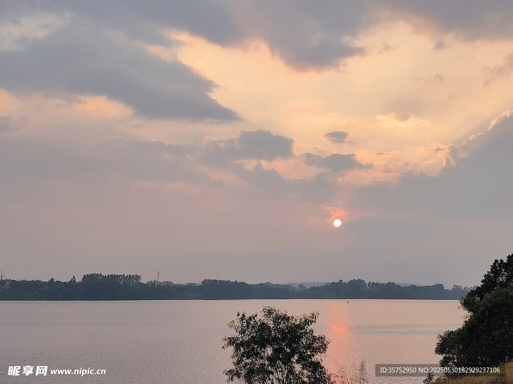 湖畔日落美景