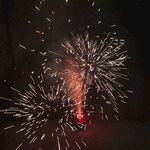 夜晚中绚烂绽放的烟花