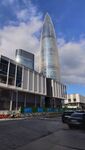 现代高楼前的城市道路景观