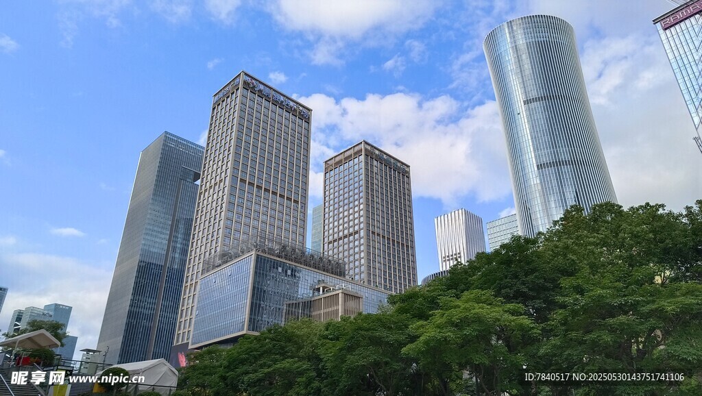 都市高楼与葱郁绿植景观