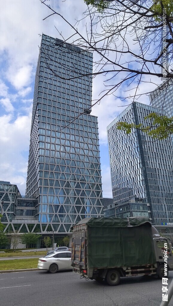 城市街道旁的高楼与货车