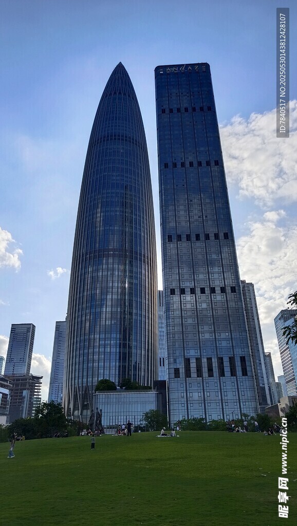 现代双子高楼城市景观