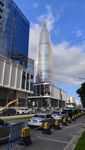 城市街道旁的现代建筑景观
