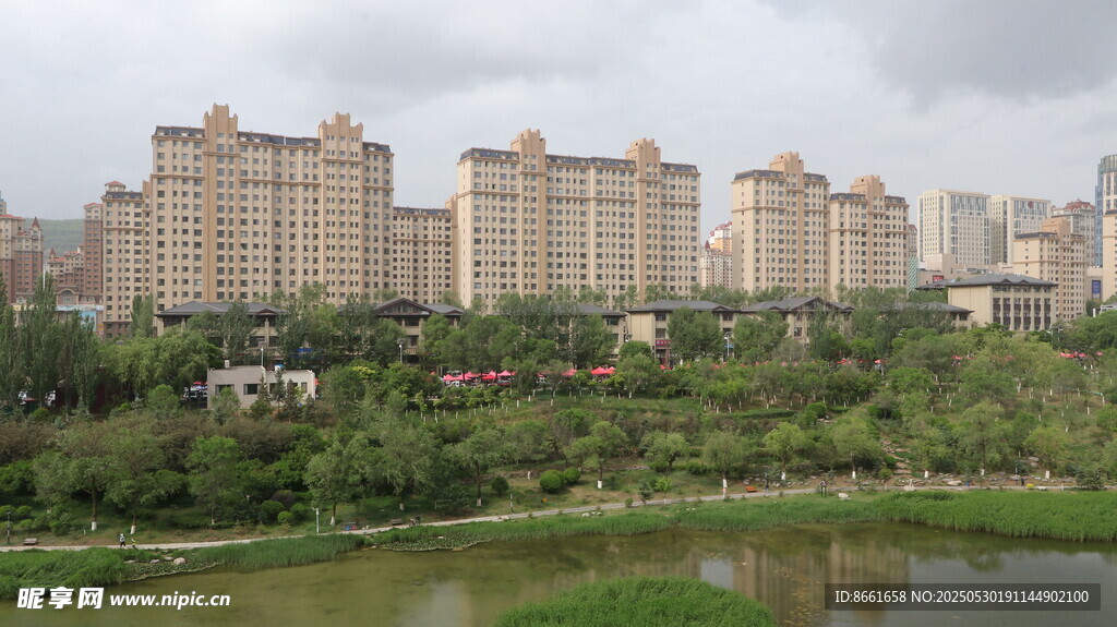 湖畔林立的现代住宅小区