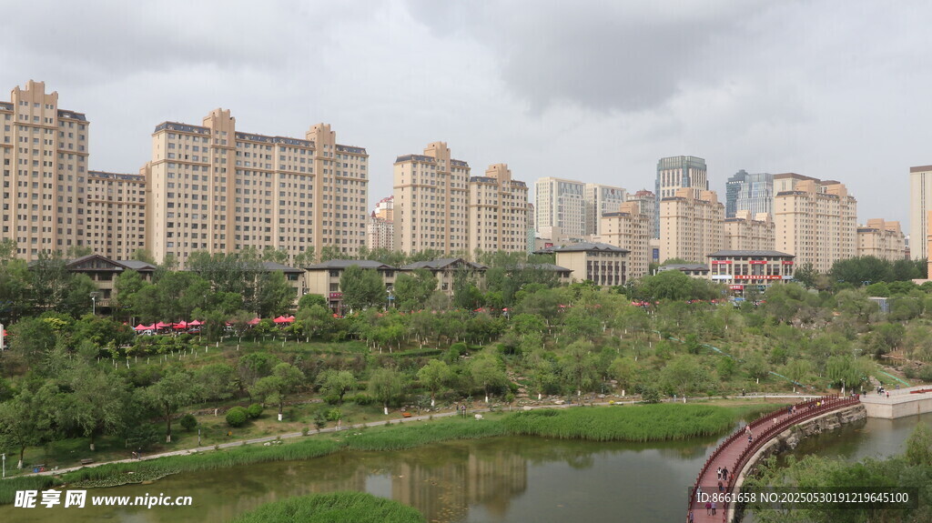 河畔林立的现代城市建筑群