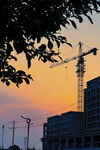 夕阳下的建筑工地景象