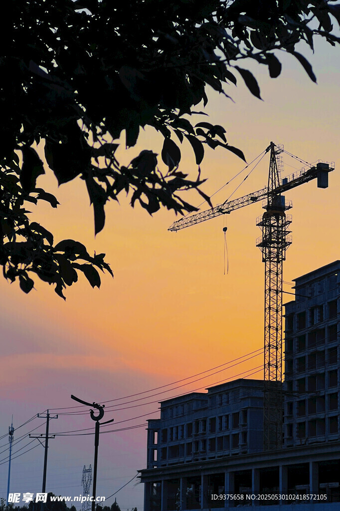 夕阳下的建筑工地景象