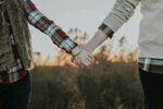 情侣牵手漫步美好时刻