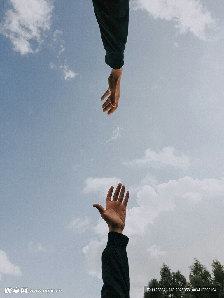 伸手相触的瞬间